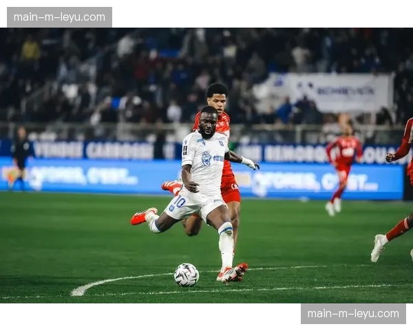 半场战报：布雷斯特0-0尼斯，双方门将屡献神扑