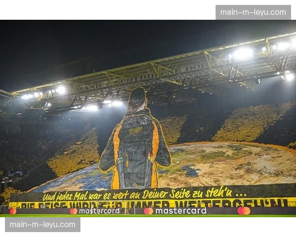 多特蒙德球迷看台再现巨型TIFO,嘲讽对手定位球防守漏洞 多特蒙德球迷看台再现巨型TIFO,嘲讽对手定位球防守漏洞